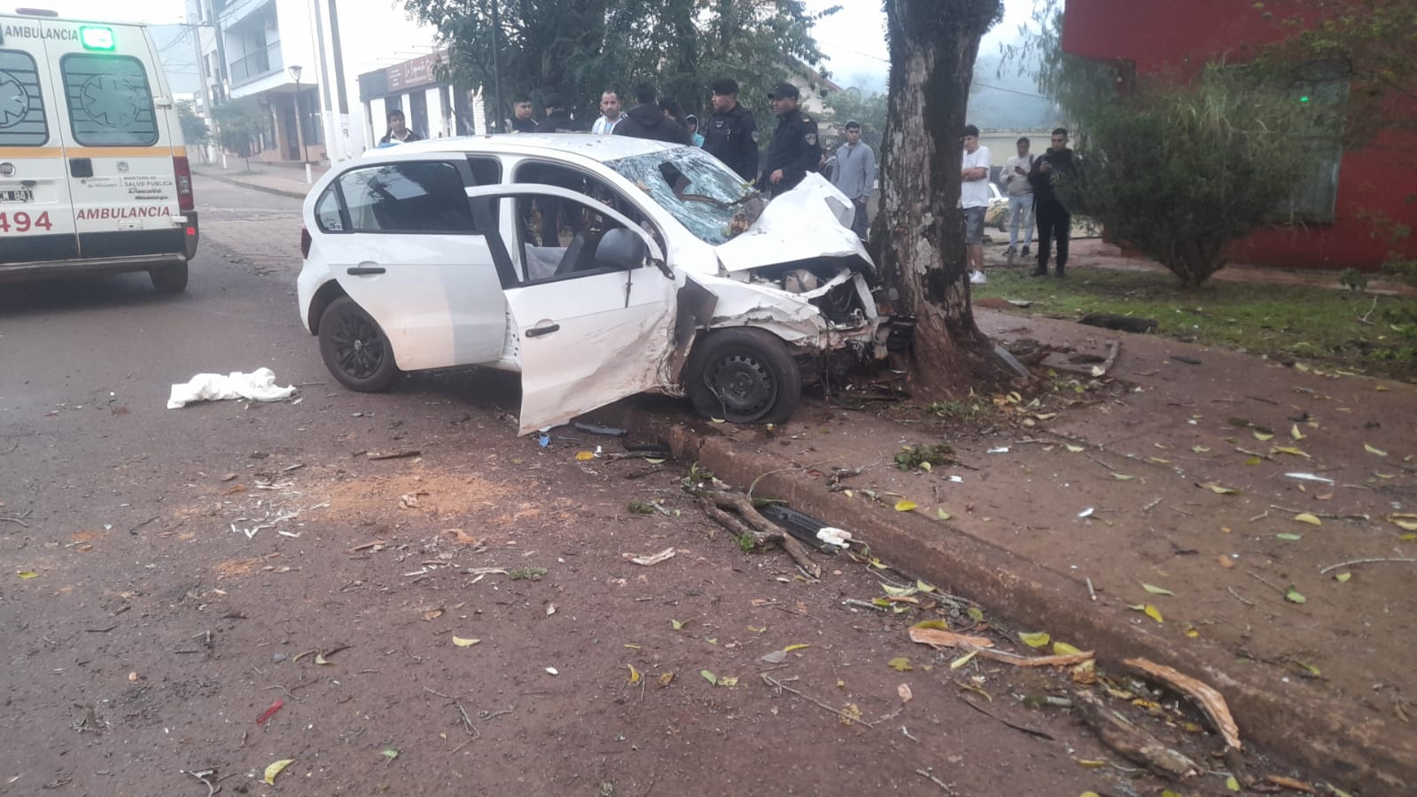 Choque fatal en Eldorado: un herido está en estado crítico y otros dos permanecen estables con traumatismos y fracturas 3